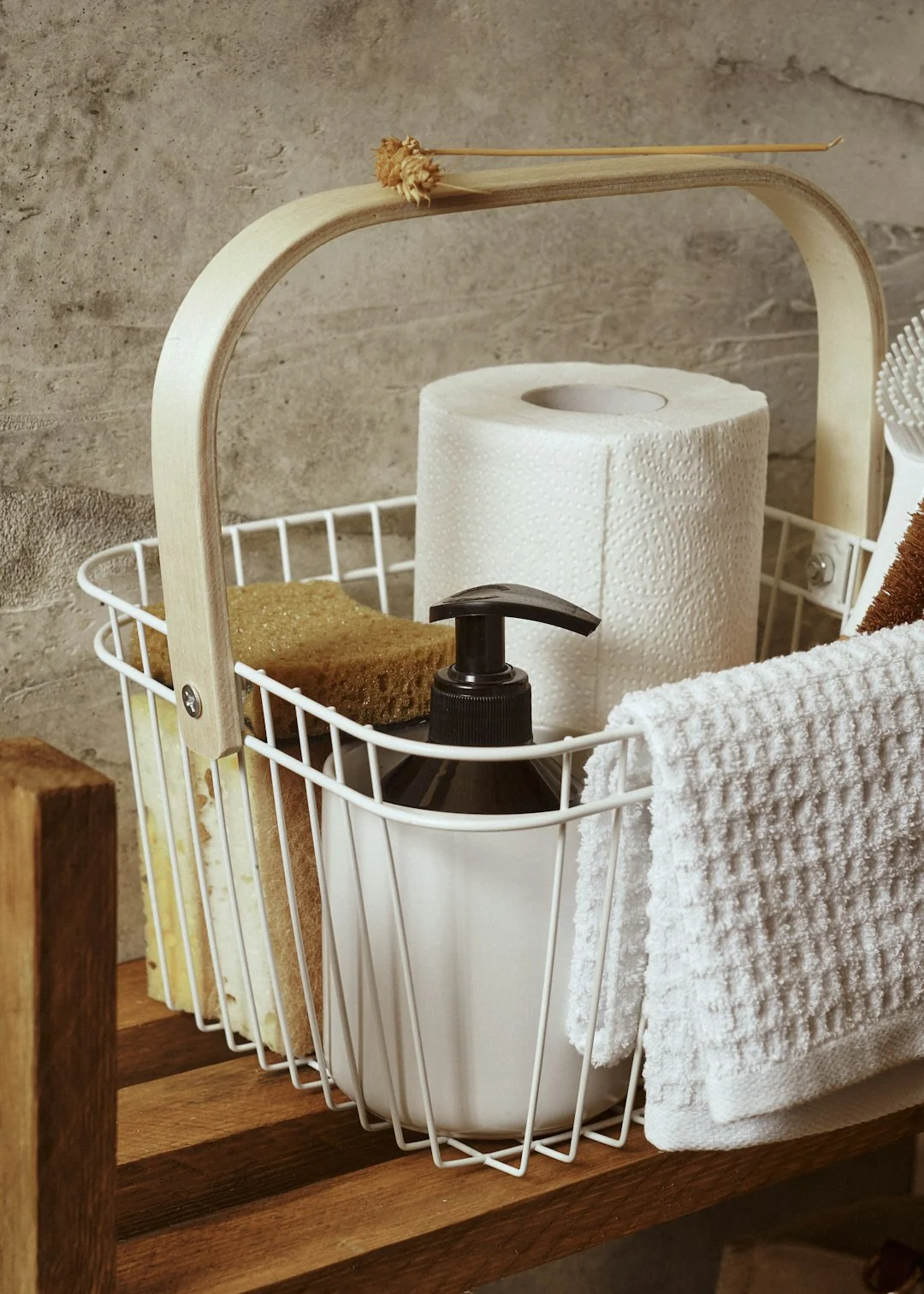 Bureau épuré mettant l'accent sur un nettoyant polyvalent, des fournitures de bureau et des solutions de rangement.