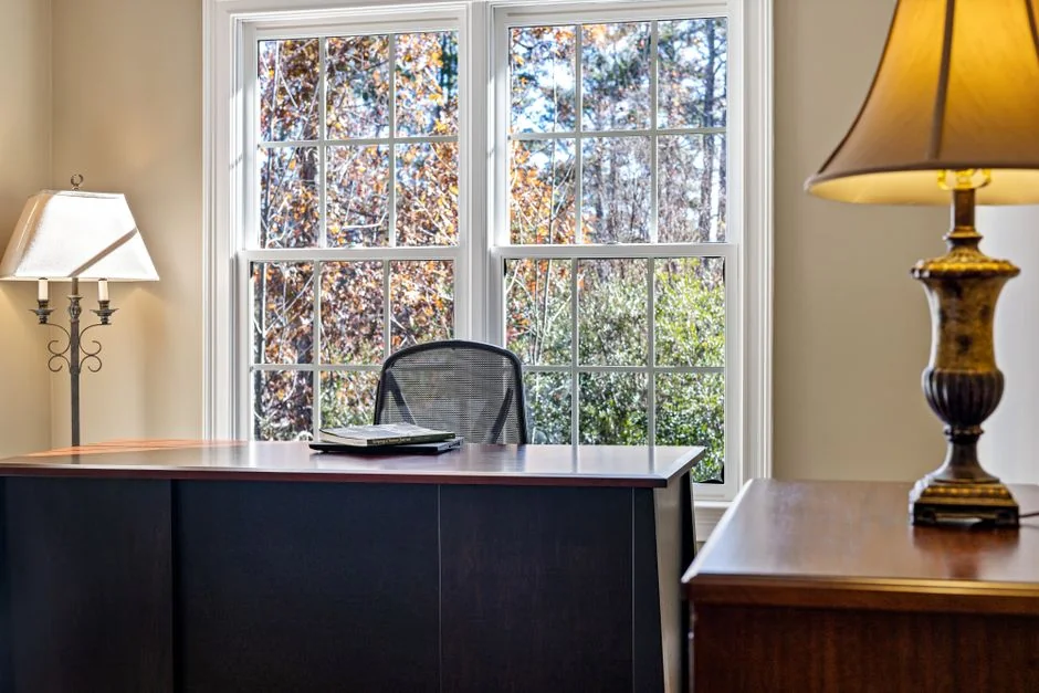 Intérieur de bureau lumineux et contemporain, avec des chaises et des tables disposées, idéal pour des espaces de travail.